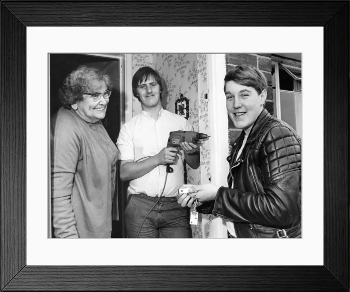 Framed Print : Mark Tolchard and Paul Anderson fitting a safety chain for Rita King in Prudhoe Framed Print : Mark Tolchard and Paul Anderson fitting a safety chain for Rita King in Prudhoe