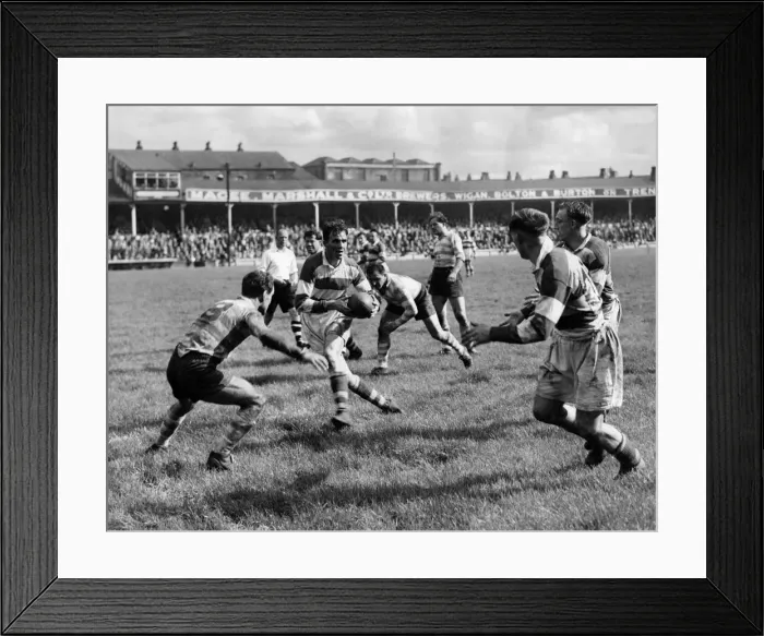 Framed Print : Wigan v. Italy. Rugby League: Blan W. (Wigan) cuts through the Italian defence