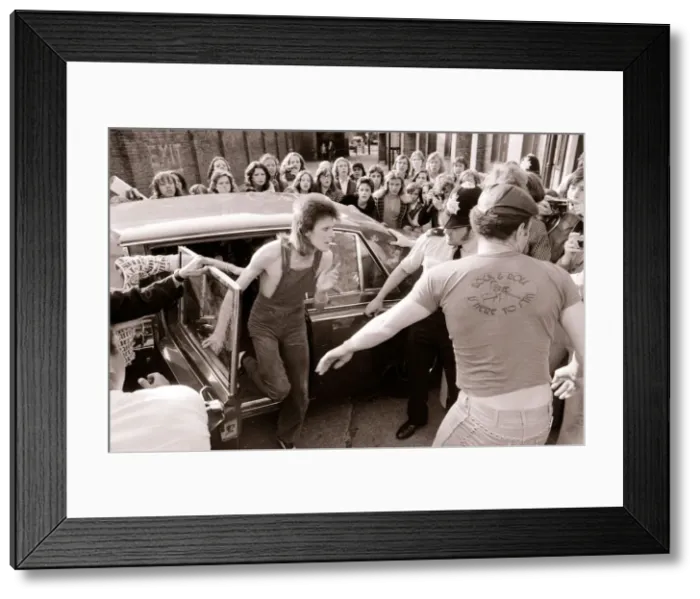 Framed Print : David Bowie Singer - July 1973 arriving at the Odeon, Hammersmith