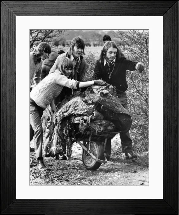 Framed Print : John Martin, Billy Stephenson and Bill Lane carting away dumped rubbish from a bridle Framed Print : John Martin, Billy Stephenson and Bill Lane carting away dumped rubbish from a bridle