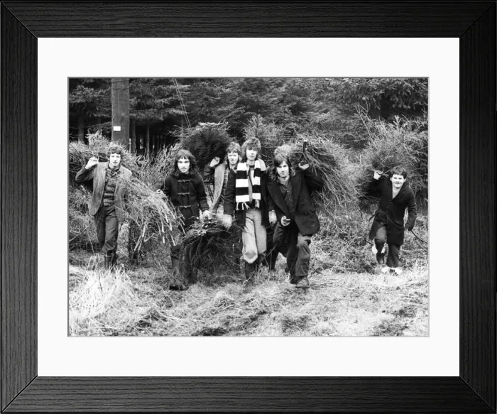 Framed Print : Out of work school leavers at Howick Hall, battle to save a stretch of North East