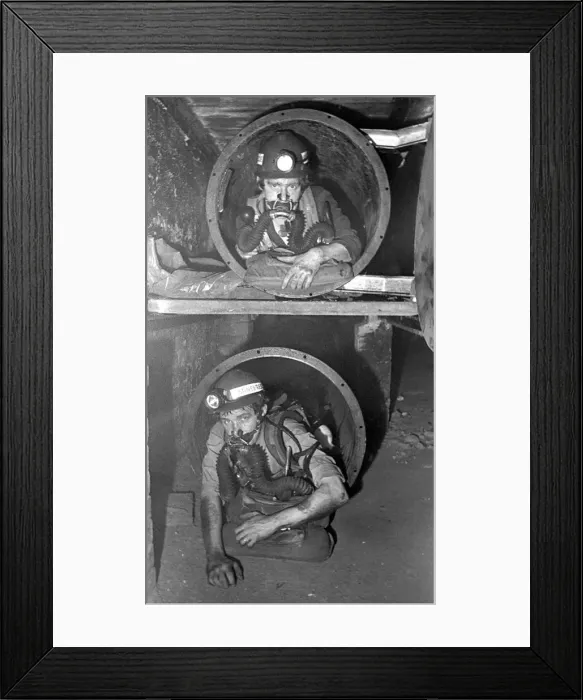 Framed Print : Bob Nesbitt (top) and Norman Bell train in the heat and humidity chamber at Ashington