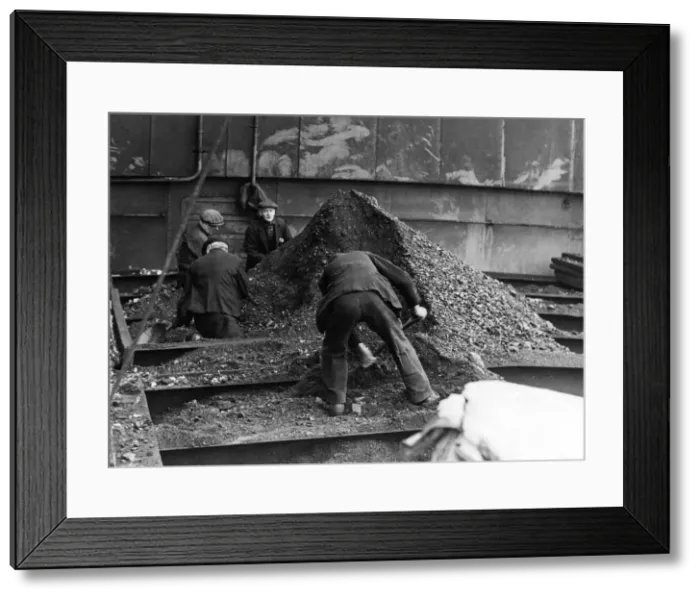 Framed Print : Trimmers on board the Camberwell levelling a hatch off at the Tyne Improvement Framed Print : Trimmers on board the Camberwell levelling a hatch off at the Tyne Improvement