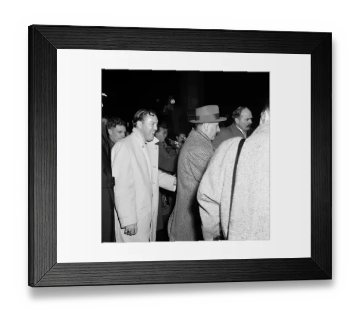 Framed Print : American rock and roll singer Bill Haley waves as he arrives in London for his UK tour Framed Print : American rock and roll singer Bill Haley waves as he arrives in London for his UK tour