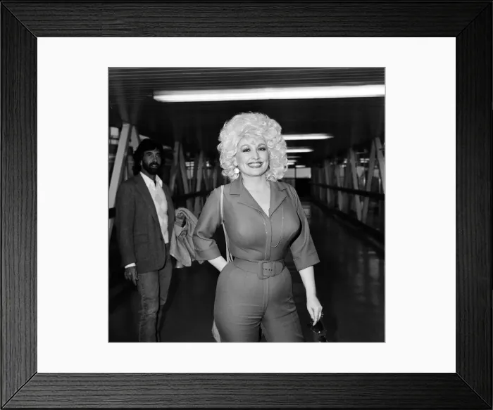 Framed Print : Country & Western singer Dolly Parton arrving at London Airport. 22nd March 1983 Framed Print : Country & Western singer Dolly Parton arrving at London Airport. 22nd March 1983