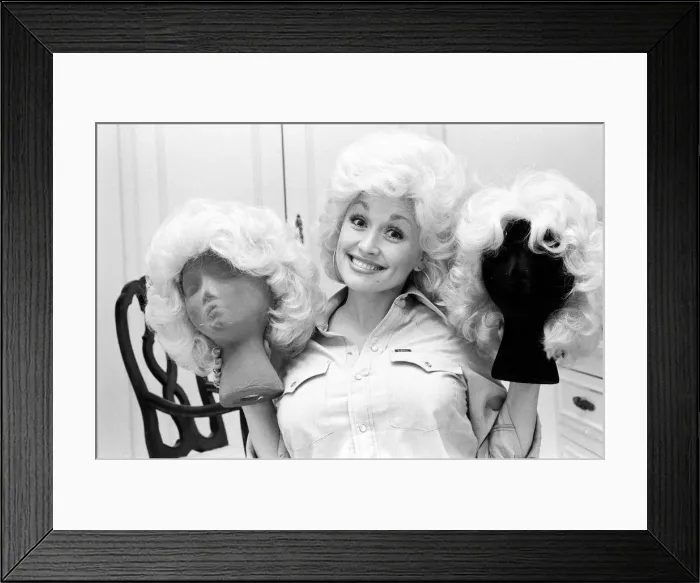 Framed Print : Country & Western singer Dolly Parton pictured in Los Angeles Framed Print : Country & Western singer Dolly Parton pictured in Los Angeles