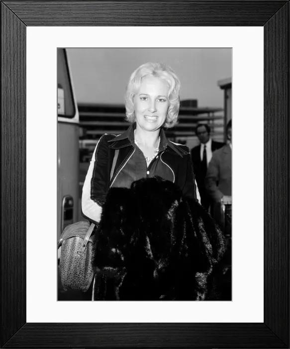 Framed Print : Tammy Wynette seen here at London Airport 16th April 1976 Local Caption Watscan