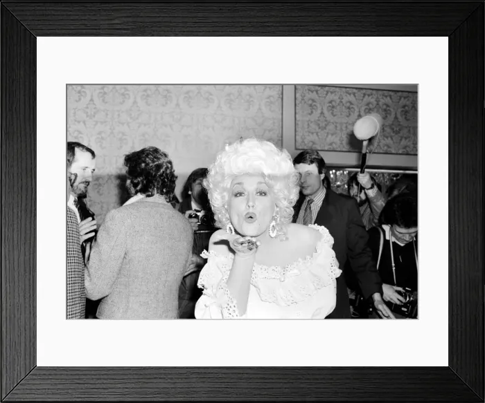 Framed Print : Dolly Comes To Town'. American Country and Western singer Framed Print : Dolly Comes To Town'. American Country and Western singer