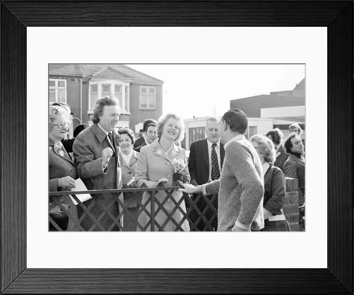 Framed Print : Margaret Thatcher visits Coventry and chats to a resident in the Radford area of th city Framed Print : Margaret Thatcher visits Coventry and chats to a resident in the Radford area of th city