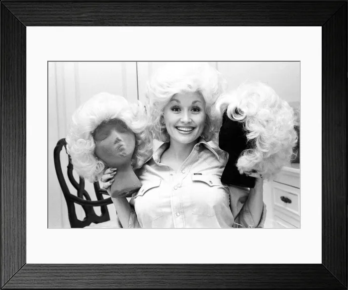Framed Print : Country & Western singer Dolly Parton pictured in Los Angeles Framed Print : Country & Western singer Dolly Parton pictured in Los Angeles