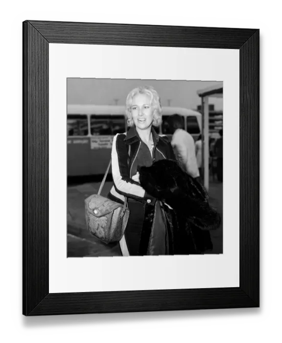 Framed Print : Tammy Wynette seen here at London Airport 16th April 1976 Local Caption Watscan