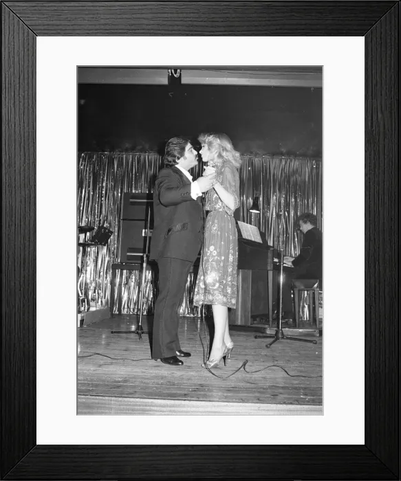 Framed Print : Renee and Renato singing duo with the UK Christmas number one single of 1982 with