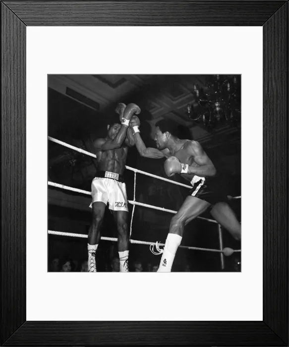 Framed Print : Sport: Boxing: Roy Gumbs vs. Howard Mills: British middleweight title fight