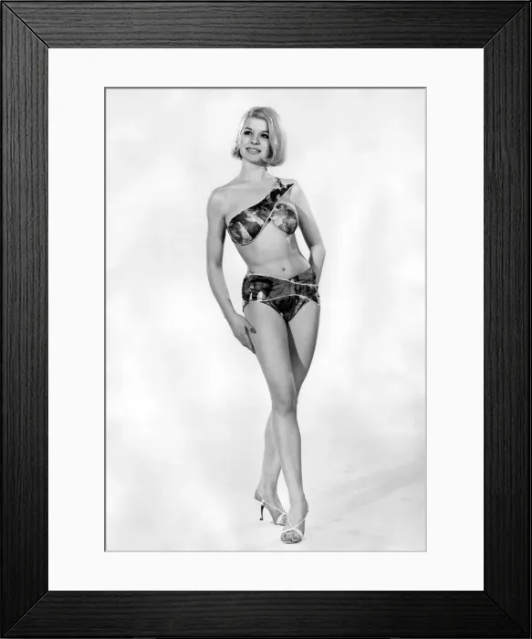 Framed Print : Reveille Fashions 1965: Vyvyan Dunbar. July 1965 P007751
