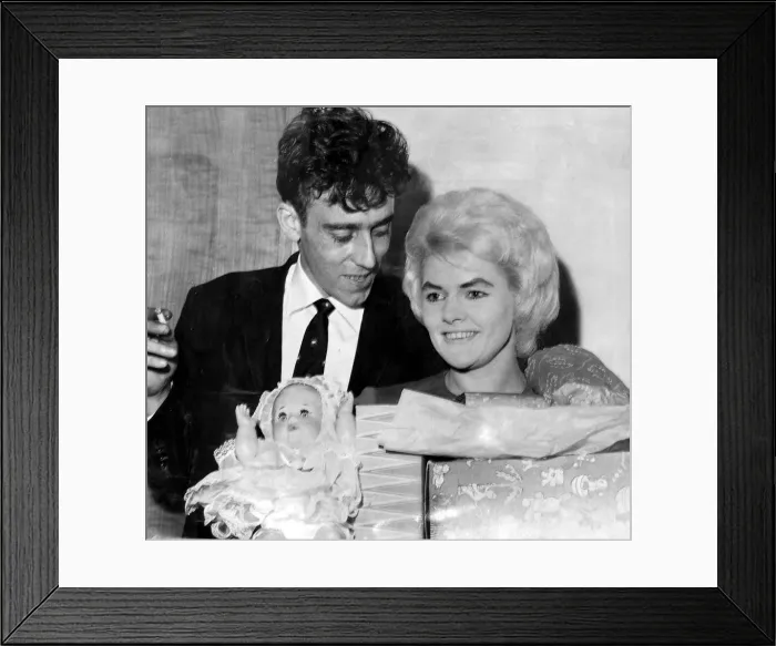 Framed Print : Vivian Nicholson and husband Keith at the Littlewoods Pools cheque presentation for Framed Print : Vivian Nicholson and husband Keith at the Littlewoods Pools cheque presentation for