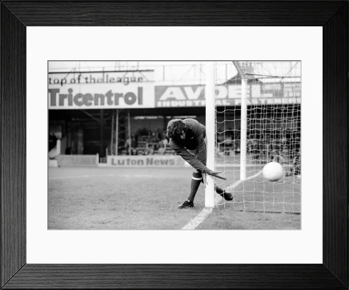 Framed Print : Luton Town. vs. Arsenal. Jennings. August 1977 77-04352-021 Framed Print : Luton Town. vs. Arsenal. Jennings. August 1977 77-04352-021