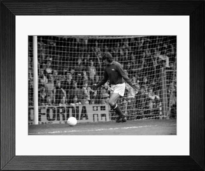 Framed Print : Luton Town. vs. Arsenal. Pat Jennings. August 1977 77-04352-022 Framed Print : Luton Town. vs. Arsenal. Pat Jennings. August 1977 77-04352-022