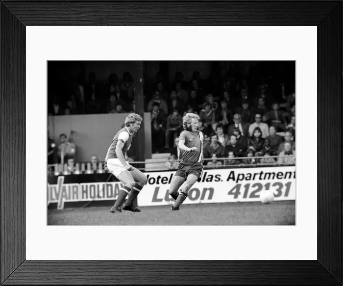 Framed Print : Luton Town. vs. Arsenal. August 1977 77-04352-035