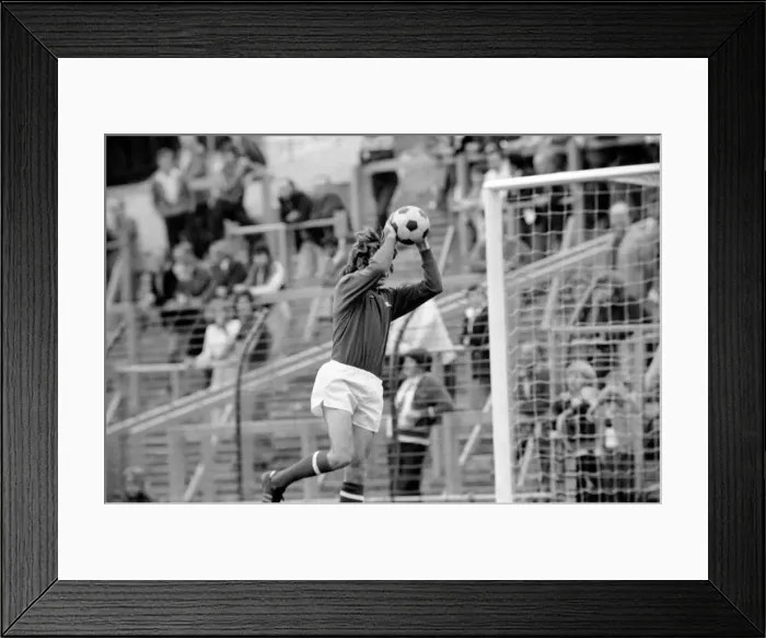 Framed Print : Luton Town. vs. Arsenal. Jennings. August 1977 77-04352-016 Framed Print : Luton Town. vs. Arsenal. Jennings. August 1977 77-04352-016