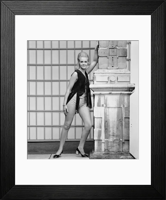 Framed Print : Newly crowned Miss United Kingdom, 21 year old Yvonne Ormes of Cheshire Framed Print : Newly crowned Miss United Kingdom, 21 year old Yvonne Ormes of Cheshire
