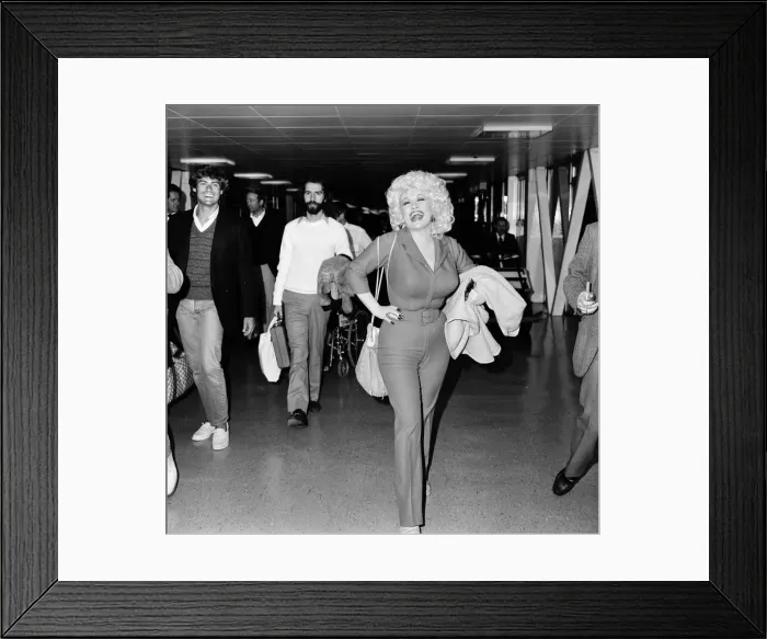 Framed Print : Country & Western singer Dolly Parton arrving at London Airport. 22nd March 1983 Framed Print : Country & Western singer Dolly Parton arrving at London Airport. 22nd March 1983