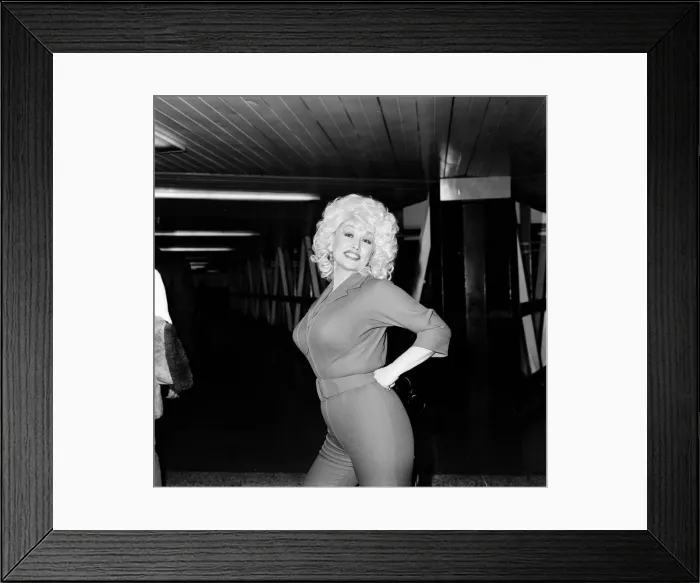 Framed Print : Country & Western singer Dolly Parton arrving at London Airport. 22nd March 1983 Framed Print : Country & Western singer Dolly Parton arrving at London Airport. 22nd March 1983
