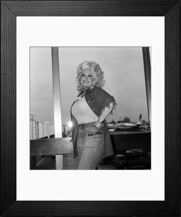 Framed Print : Country & Western singer Dolly Parton arrving at London Airport. 16th May 1977 Framed Print : Country & Western singer Dolly Parton arrving at London Airport. 16th May 1977
