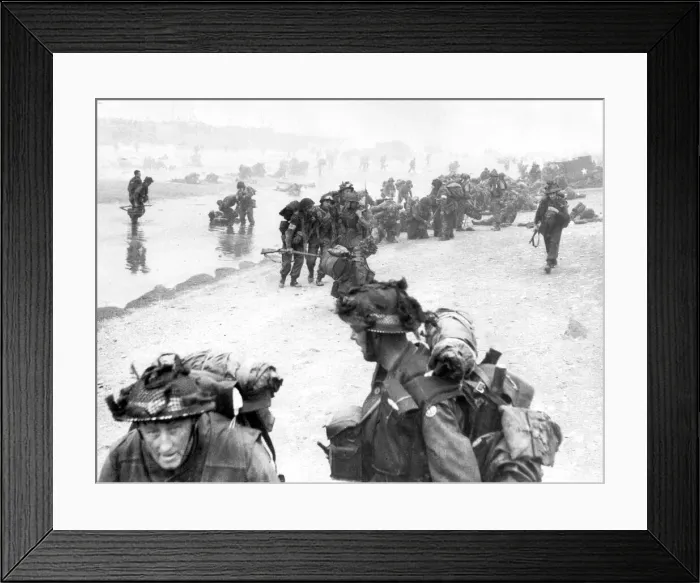 Framed Print : Troops of 3rd Infantry Division land on Queen Red beach, Sword area