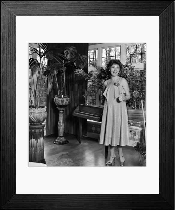 Framed Print : Lulu At Home. April 1977 77-02198-004 Framed Print : Lulu At Home. April 1977 77-02198-004