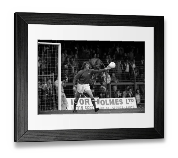 Framed Print : Luton Town. vs. Arsenal. Jennings. August 1977 77-04352-013 Framed Print : Luton Town. vs. Arsenal. Jennings. August 1977 77-04352-013