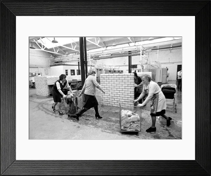 Framed Print : Glasgow Steamies. General scenes of women doing the laundry in a steamies in the Gorbals Framed Print : Glasgow Steamies. General scenes of women doing the laundry in a steamies in the Gorbals