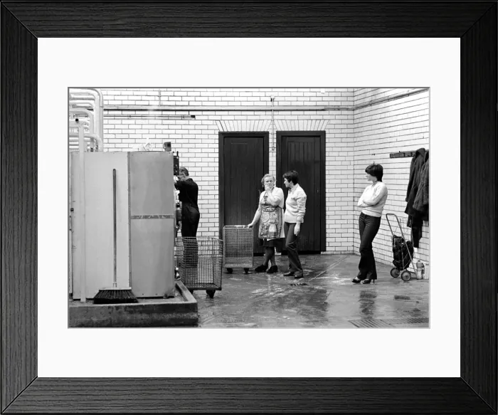 Framed Print : Glasgow Steamies. General scenes of women doing the laundry in a steamies in the Gorbals Framed Print : Glasgow Steamies. General scenes of women doing the laundry in a steamies in the Gorbals