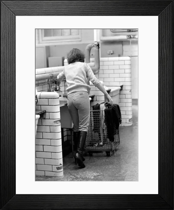 Framed Print : Glasgow Steamies. General scenes of women doing the laundry in a steamies in the Gorbals