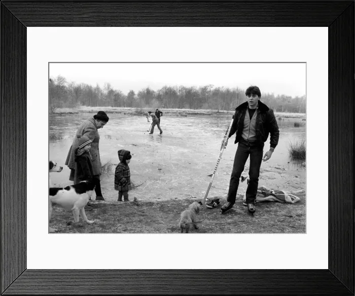 Framed Print : Sport: Seasons: Children: Skating: Winter Scene today on the Horseshoe Ponds Wimbledon