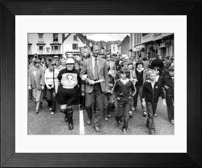 Framed Print : Durham Miners Gala - Jack Charlton links arms with 62-year-old Lousie Bradshaw Framed Print : Durham Miners Gala - Jack Charlton links arms with 62-year-old Lousie Bradshaw