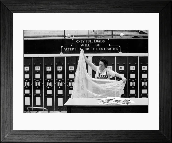 Framed Print : Glasgow Steamies. General scenes of women doing the laundry in a steamies in the Gorbals