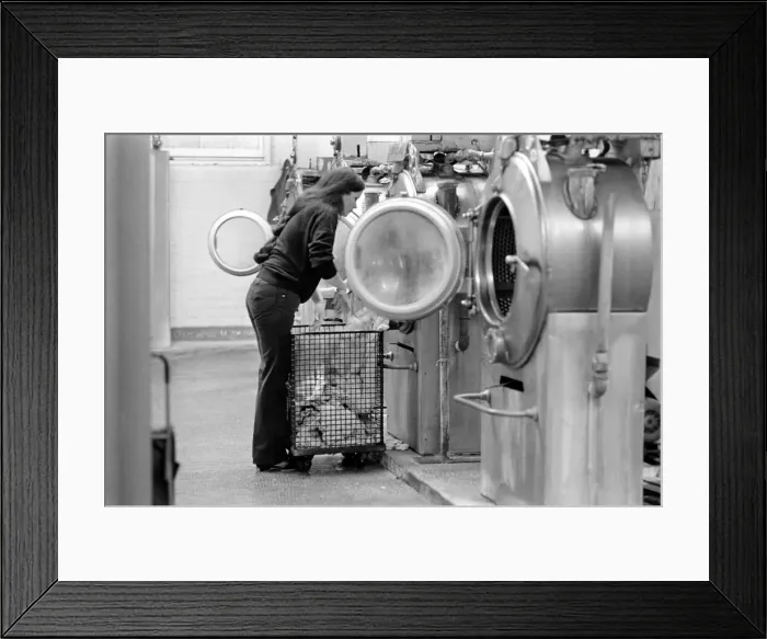 Framed Print : Glasgow Steamies. General scenes of women doing the laundry in a steamies in the Gorbals
