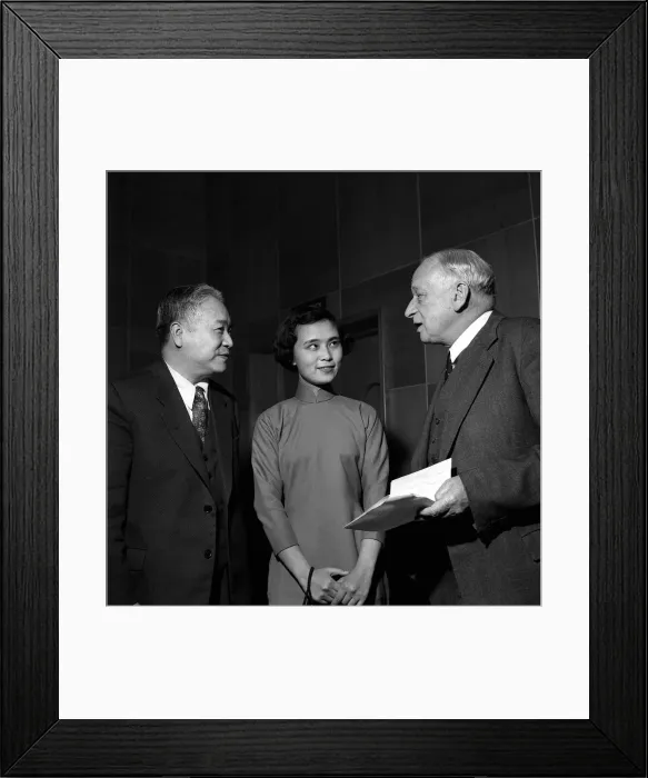 Framed Print : Sir Hugh Beaver October 1957 Chinese Trade Mission in London hoping to promote more Framed Print : Sir Hugh Beaver October 1957 Chinese Trade Mission in London hoping to promote more