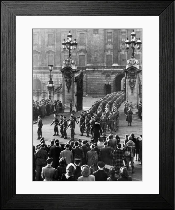 Framed Print : Four hundred men of the Airborne division who took part in the ill fated Arnhem operation Framed Print : Four hundred men of the Airborne division who took part in the ill fated Arnhem operation