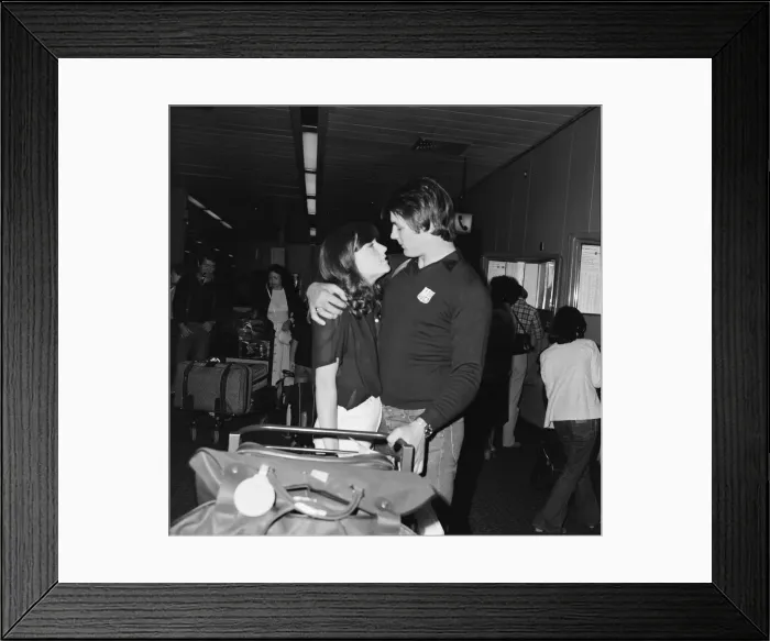 Framed Print : Injured British Lions rugby players, arriving back at Heathrow from South Africa