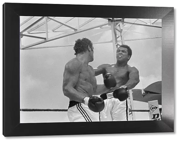 Action during the heavyweight world title fight between American Muhammad Ali