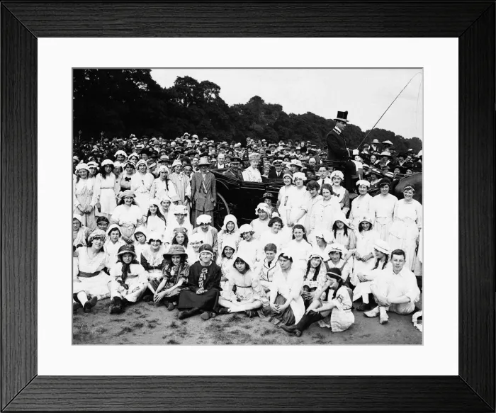 Framed Print : Peace celebrations in Hyde Park. King George V and the Queen in their carriage Framed Print : Peace celebrations in Hyde Park. King George V and the Queen in their carriage