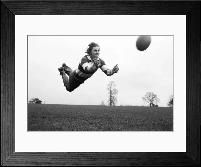 Framed Print : Steve Smith, England rugby player, training between lessons at Carlett Park College Framed Print : Steve Smith, England rugby player, training between lessons at Carlett Park College