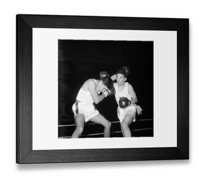 Framed Print : Johnny Cesspooch USA v Peter Benneyworth England seen here at a Amateur Boxing contest