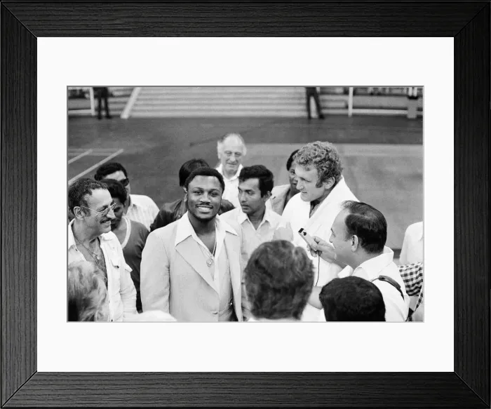 Framed Print : Joe Bugner v. Muhammad Ali in Kuala Lumpar. Joe Frazier with Bugner