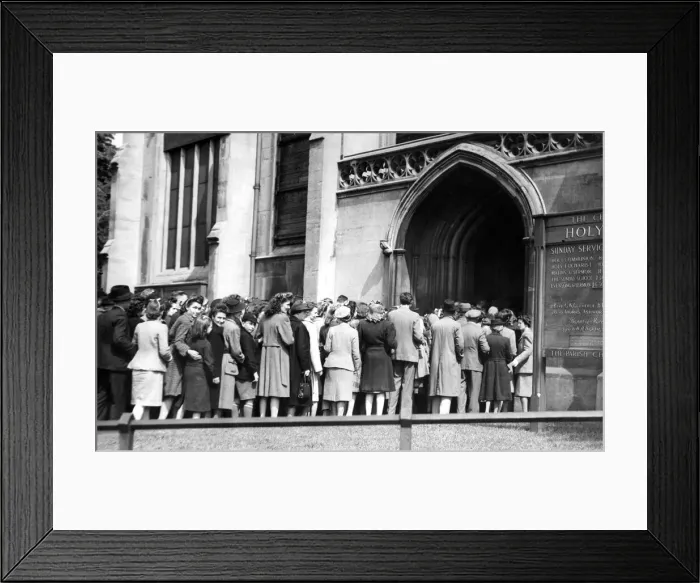 Framed Print : Coventrys VE Day crowds flocked into Holy Trinity Church for the service after