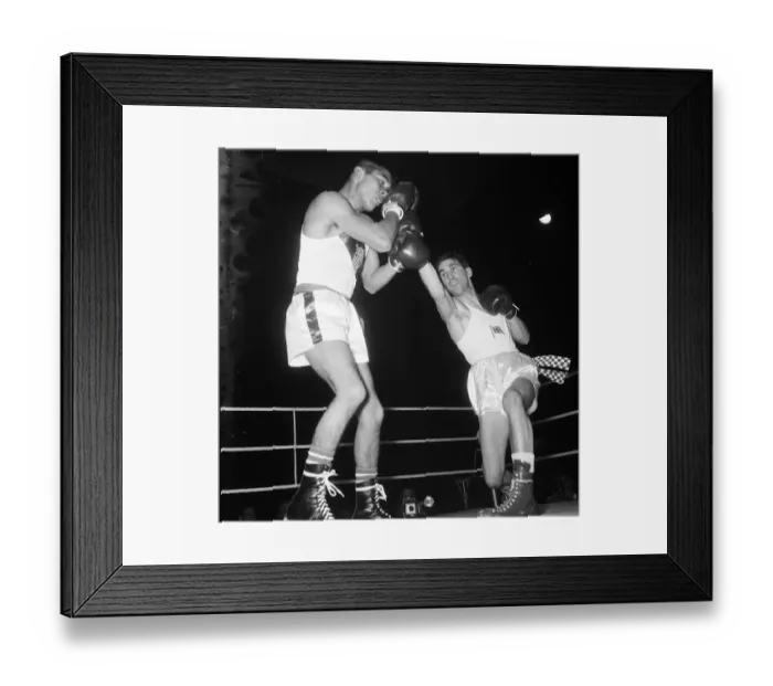 Framed Print : Johnny Cesspooch USA v Peter Benneyworth England seen here at a Amateur Boxing contest