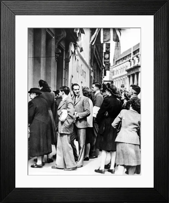 Framed Print : Coventry Evening Telegraph readers queue at the Hertford Street offices of the paper Framed Print : Coventry Evening Telegraph readers queue at the Hertford Street offices of the paper