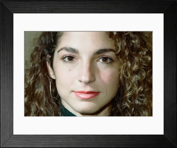 Framed Print : Pop singer Gloria Estefan poses in her hotel room on a visit to London Framed Print : Pop singer Gloria Estefan poses in her hotel room on a visit to London