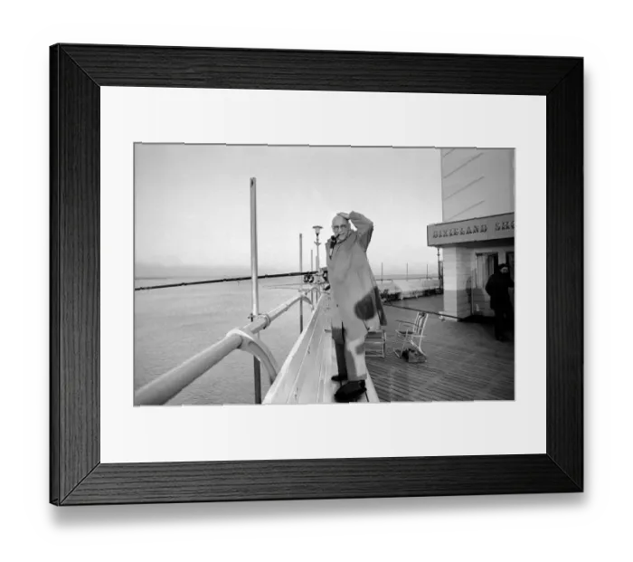 Framed Print : Alf Garnett in Eastbourne: Warren Mitchell as Garnett on the sea-front at Eastbourne